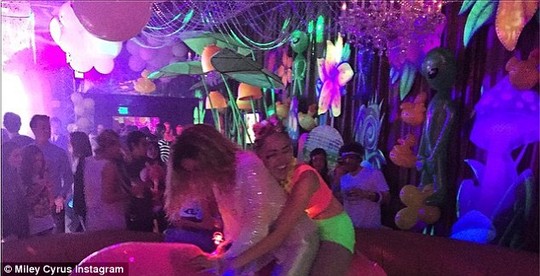 Miley Cyrus quậy tưng bừng mừng sinh nhật