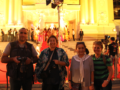 Du khách nước ngoài thích thú trước không khí nhộn nhịp trước Nhà hát Thành phố.
