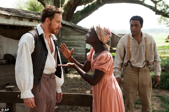 Chiwetel Ejiofor (phải), trong một cảnh quay phim 12 năm nô lệ