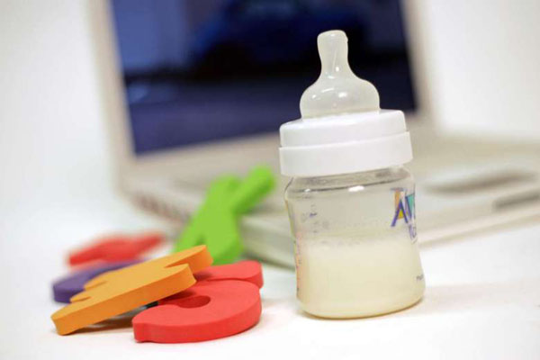 Bị chủ mắng, osin trộn nước tiểu vào bình sữa cho bé uống