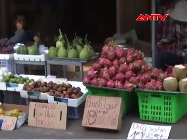 Tại sao trái cây giá rẻ ngập phố Sài Gòn vẫn "ế"?
