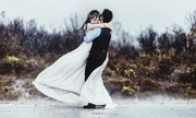 Bộ ảnh cưới chụp giữa cơn bão của đôi uyên ương Hà thành