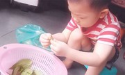 Cậu bé Sài Gòn 2 tuổi giúp mẹ chăm em, làm việc nhà