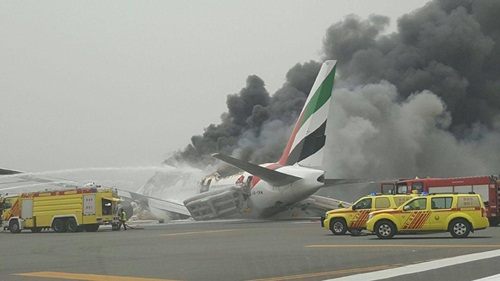 Máy bay chở 275 người bốc cháy khi hạ cánh khẩn ở Dubai