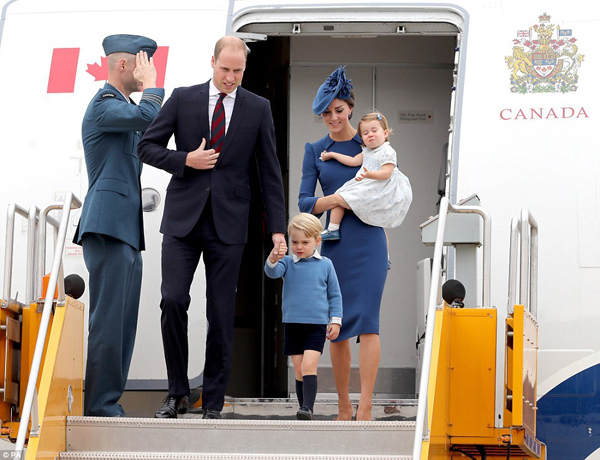 Hoàng tử George và em gái đáng yêu bên bố mẹ ở Canada