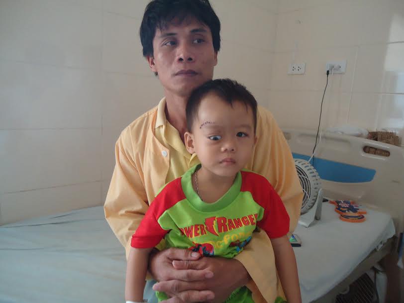 Quặn lòng trước bé trai 3 tuổi nguy kịch vì căn bệnh u nguyên bào võng mạc