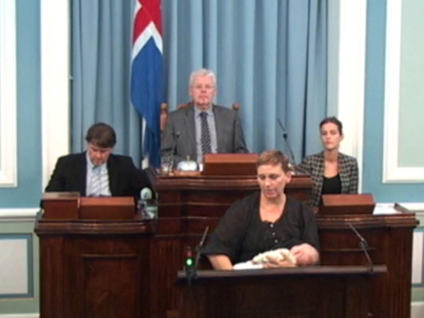 Nữ nghị sĩ Iceland vừa phát biểu vừa cho con bú