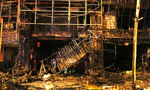 Hiện trường tan hoang sau vụ cháy ở Cầu Giấy
