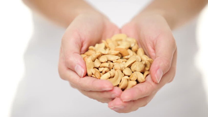 Mỗi ngày ăn một nắm tay những loại hạt ích lợi đủ đường